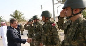 Başbakan Ahmet Davutoğlu, Katar'da Türk Silahlı Kuvvetleri Kara Unsur Komutanlığı'nı ziyaret etti.  ( Halil Sağırkaya - Anadolu Ajansı )