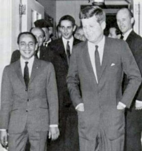 (*  الصورة تؤرخ للزيارة التاريخية للملك الراحل الحسن الثاني للولايات المتحدة الأمريكية سنة 1963، وإلى جانبه الرئيس الأمريكي الأسبق  جون كينيدي.  
