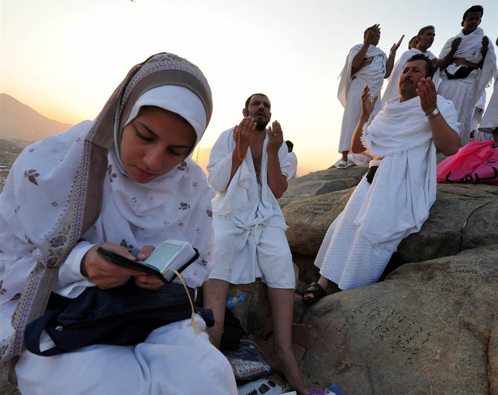Мекка женщины. Паломничество мусульман в Мекку. Хадж женщины. Женщины в Мекке. Одежда для хаджа.